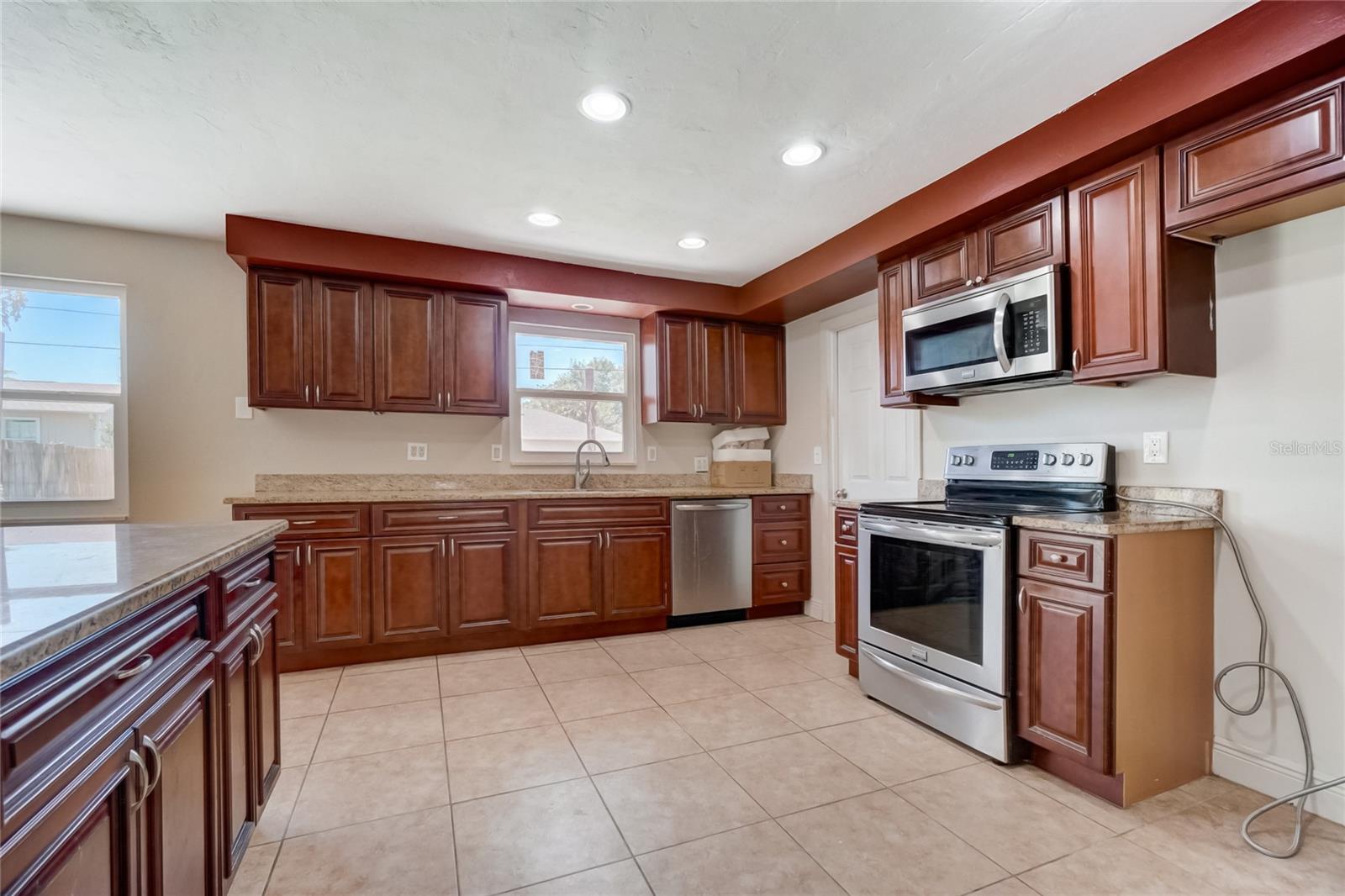 3310 ROYAL PALM DR