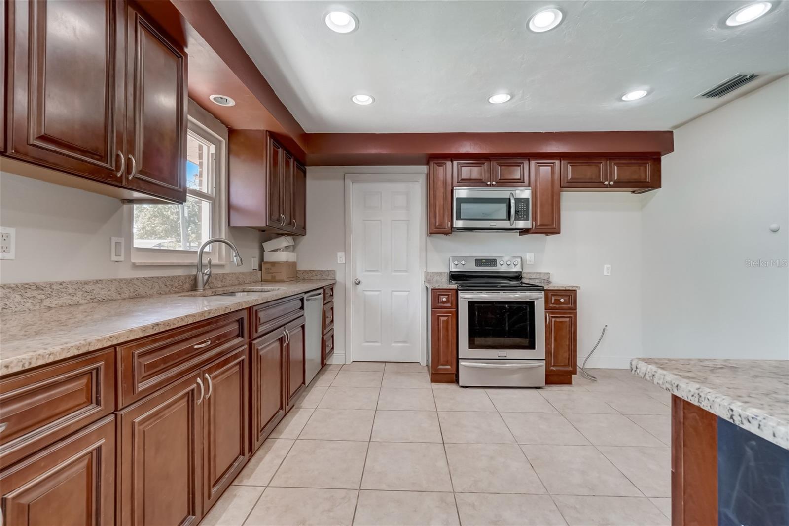 3310 ROYAL PALM DR