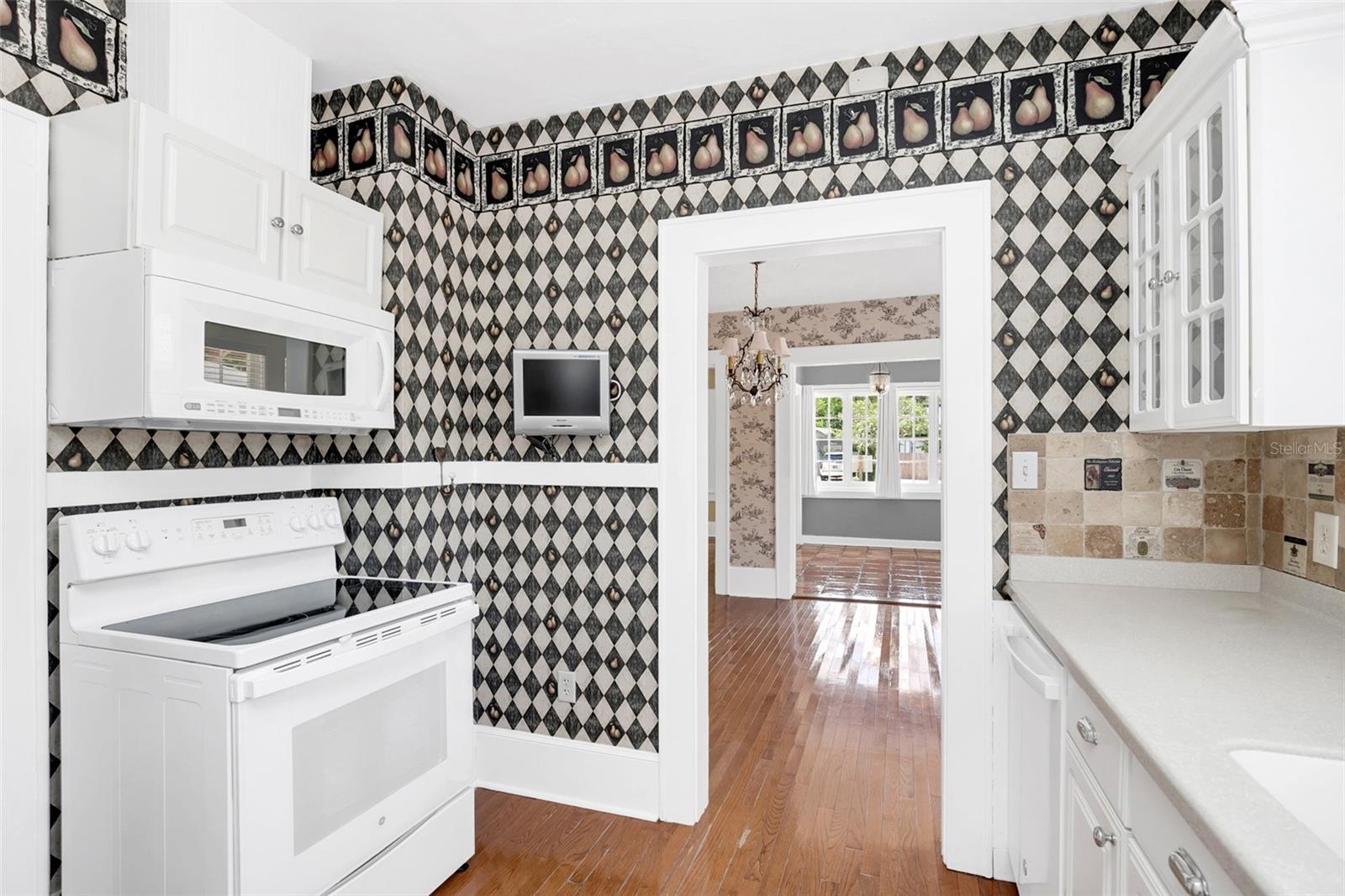 1425 CHESTNUT AVE.
