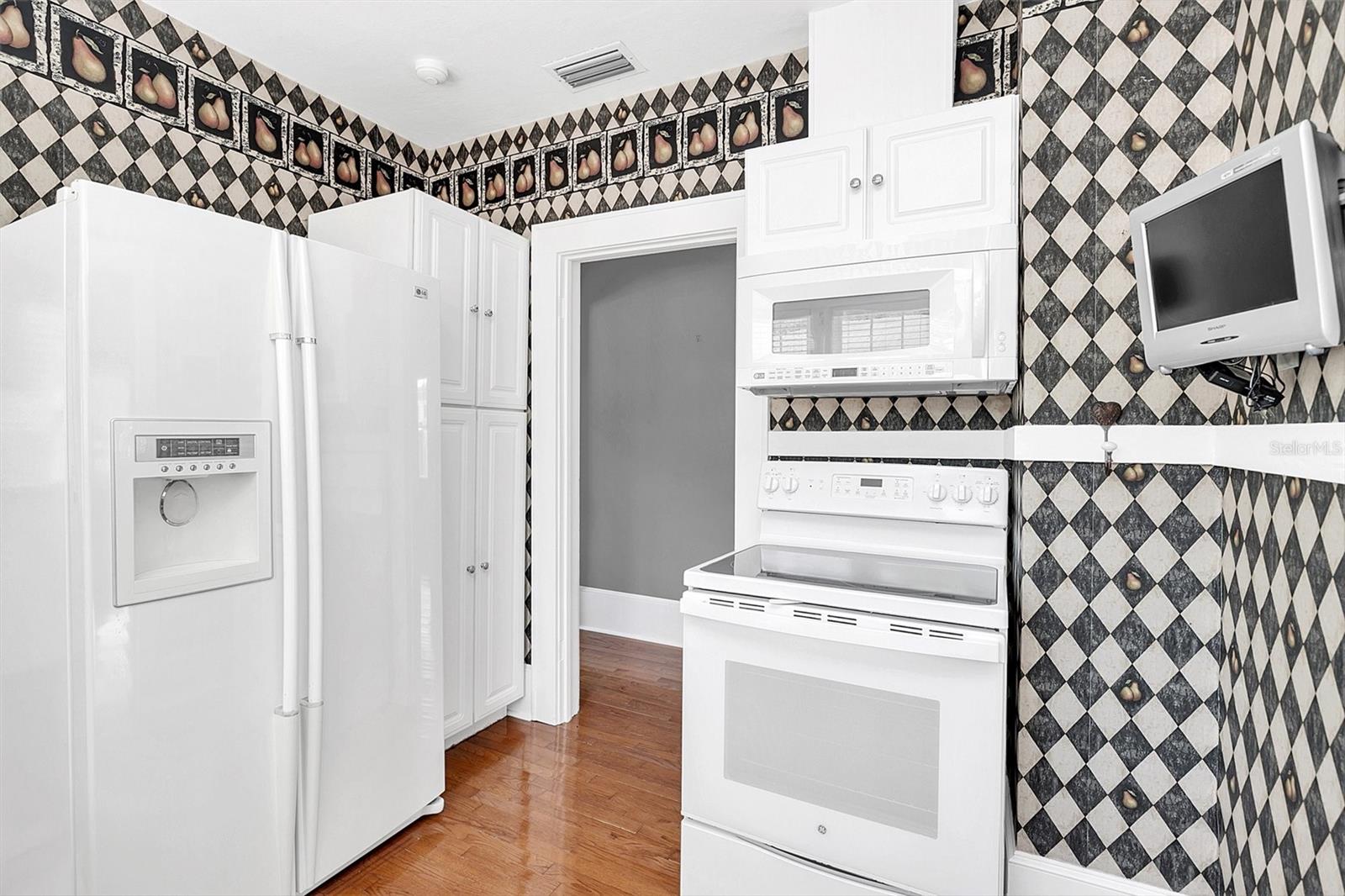 1425 CHESTNUT AVE.