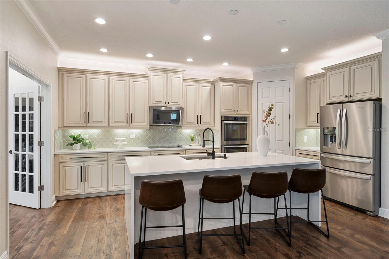 8728 LOOKOUT POINTE DR