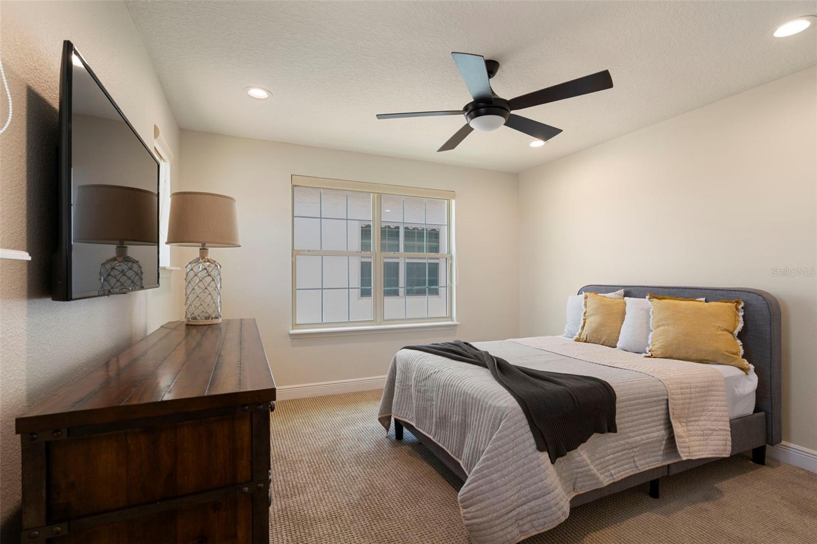 8728 LOOKOUT POINTE DR