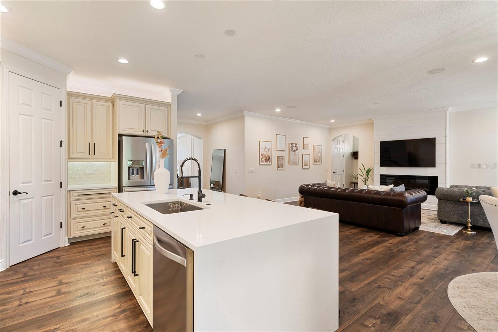 8728 LOOKOUT POINTE DR