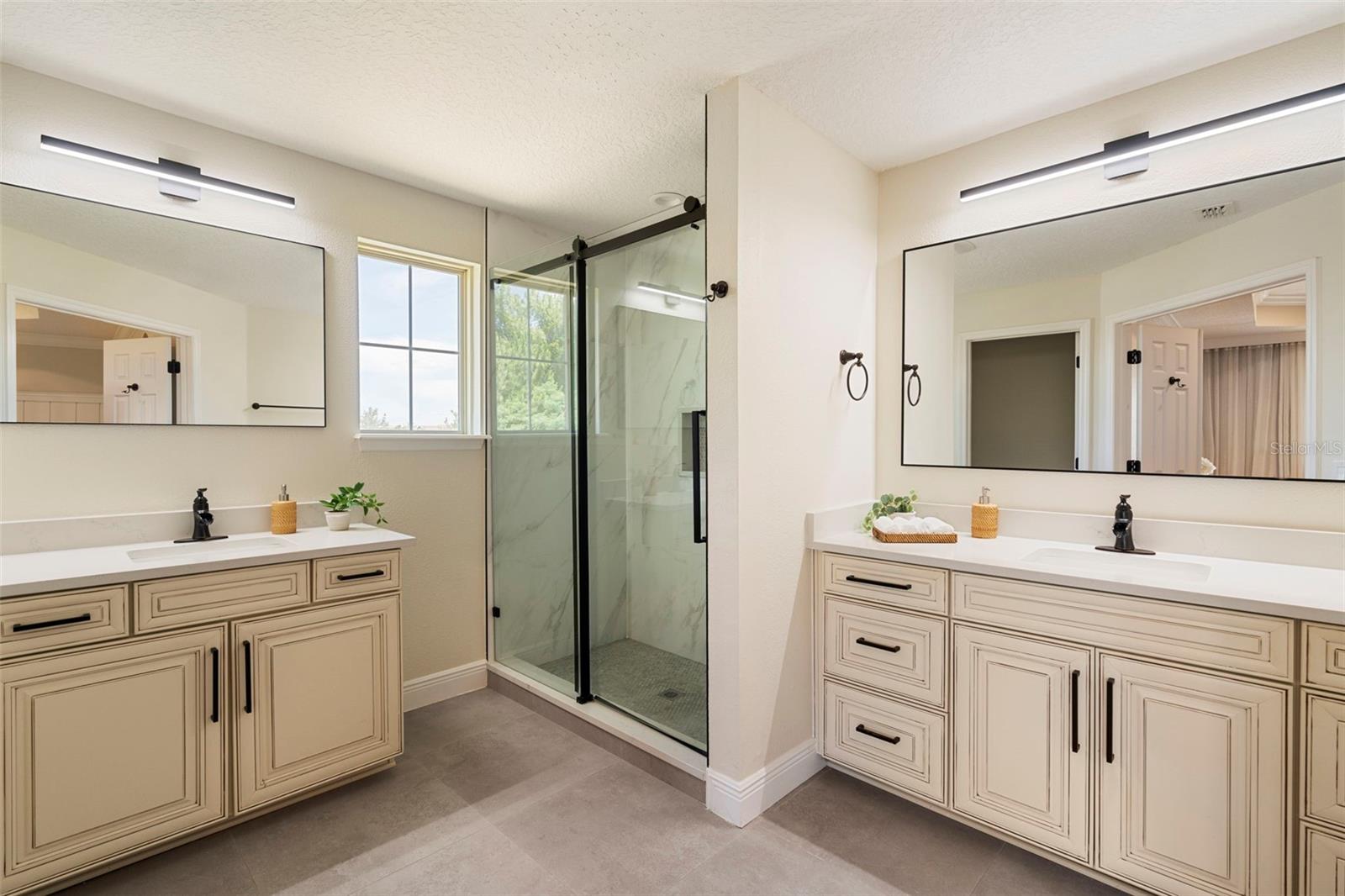 8728 LOOKOUT POINTE DR