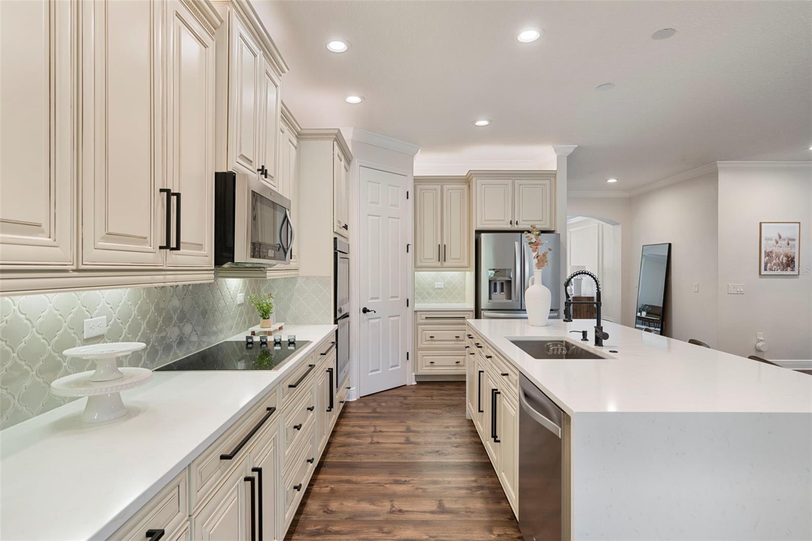 8728 LOOKOUT POINTE DR