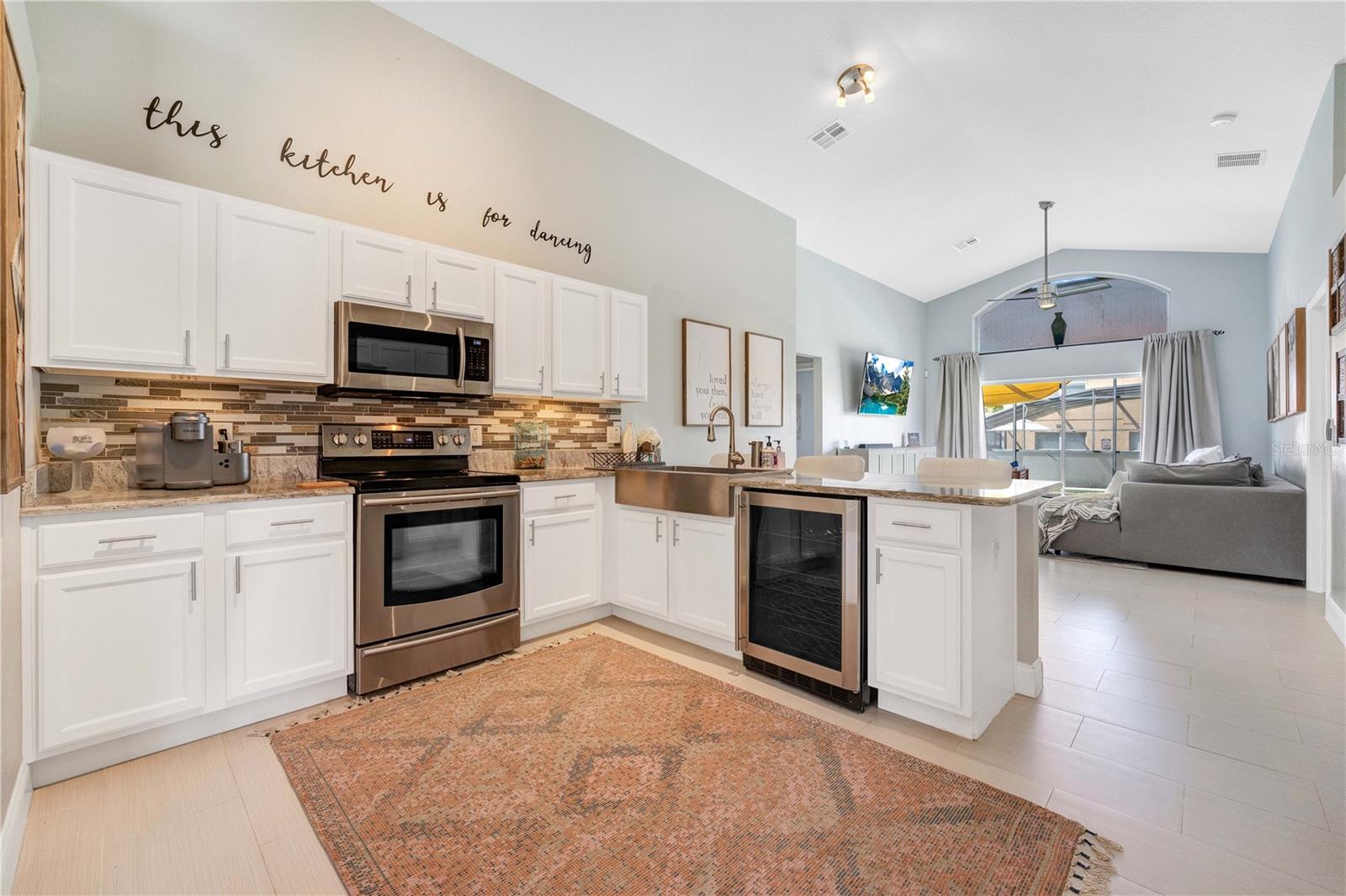 413 PALOMA DR