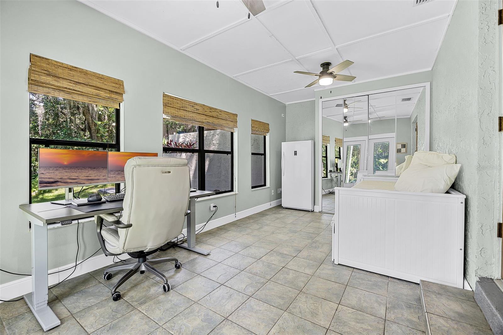 956 GLENVIEW CIR