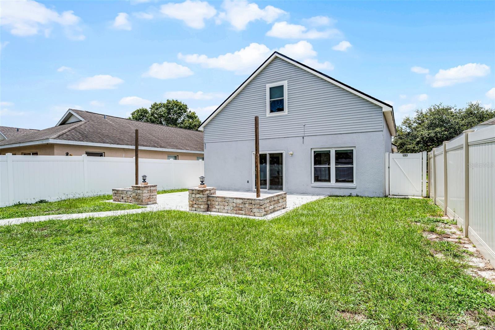 2233 WOODS EDGE CIR