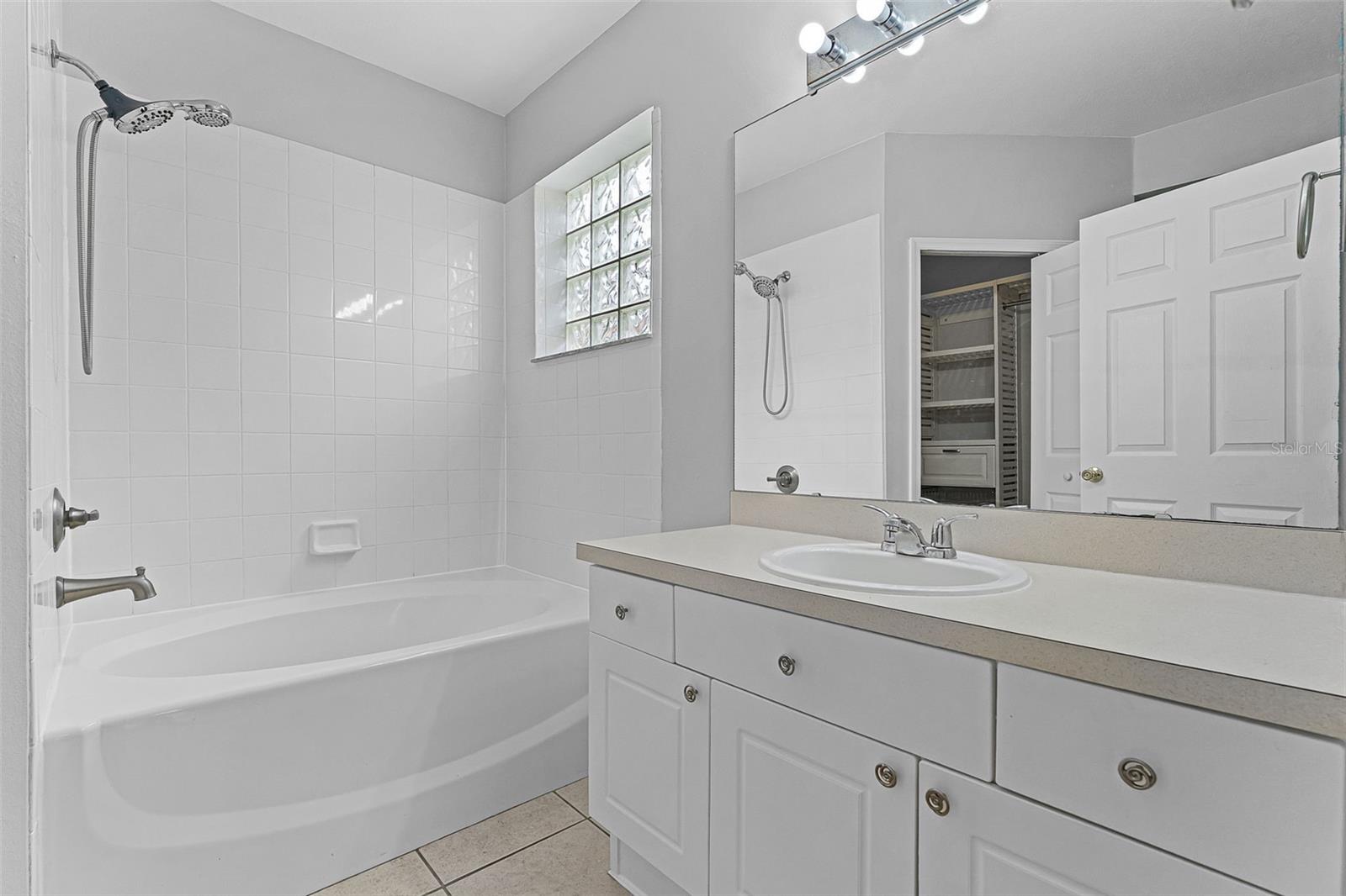 2233 WOODS EDGE CIR