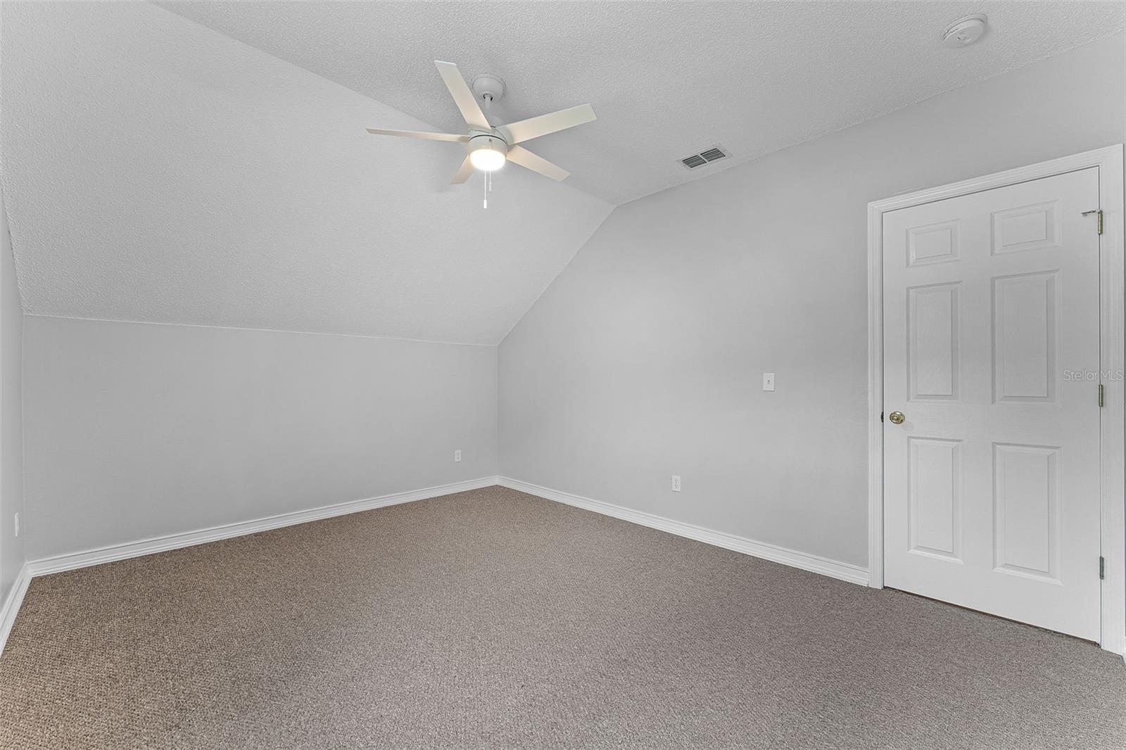 2233 WOODS EDGE CIR