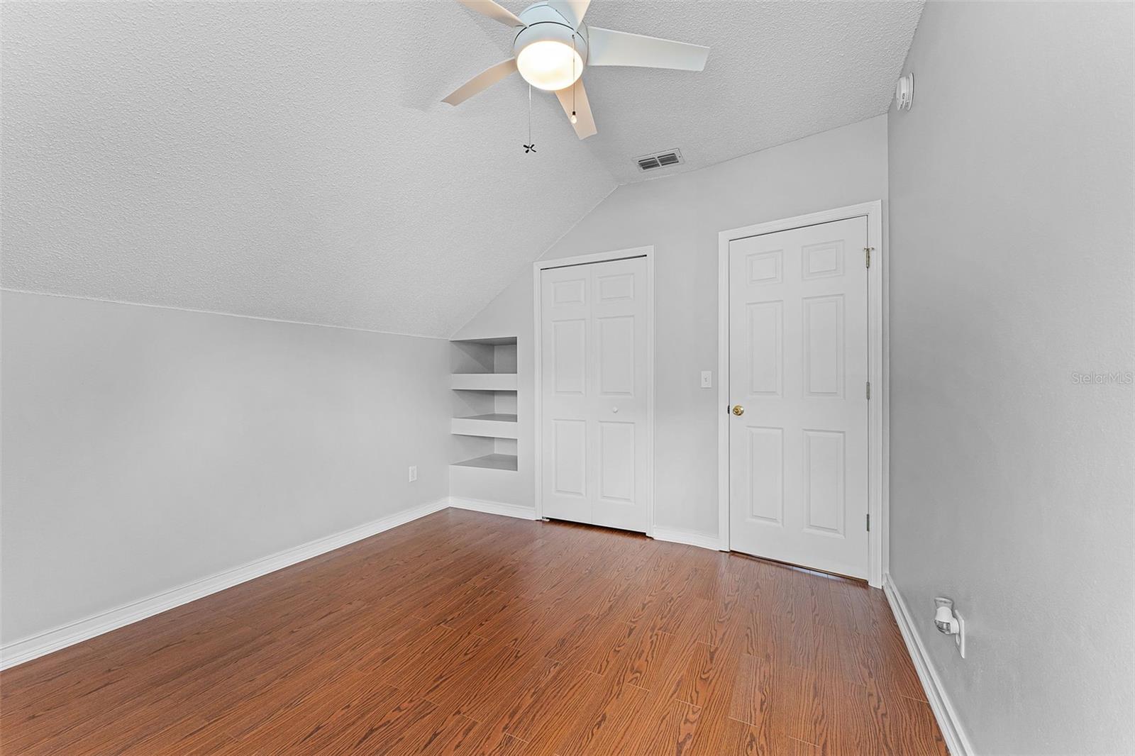 2233 WOODS EDGE CIR