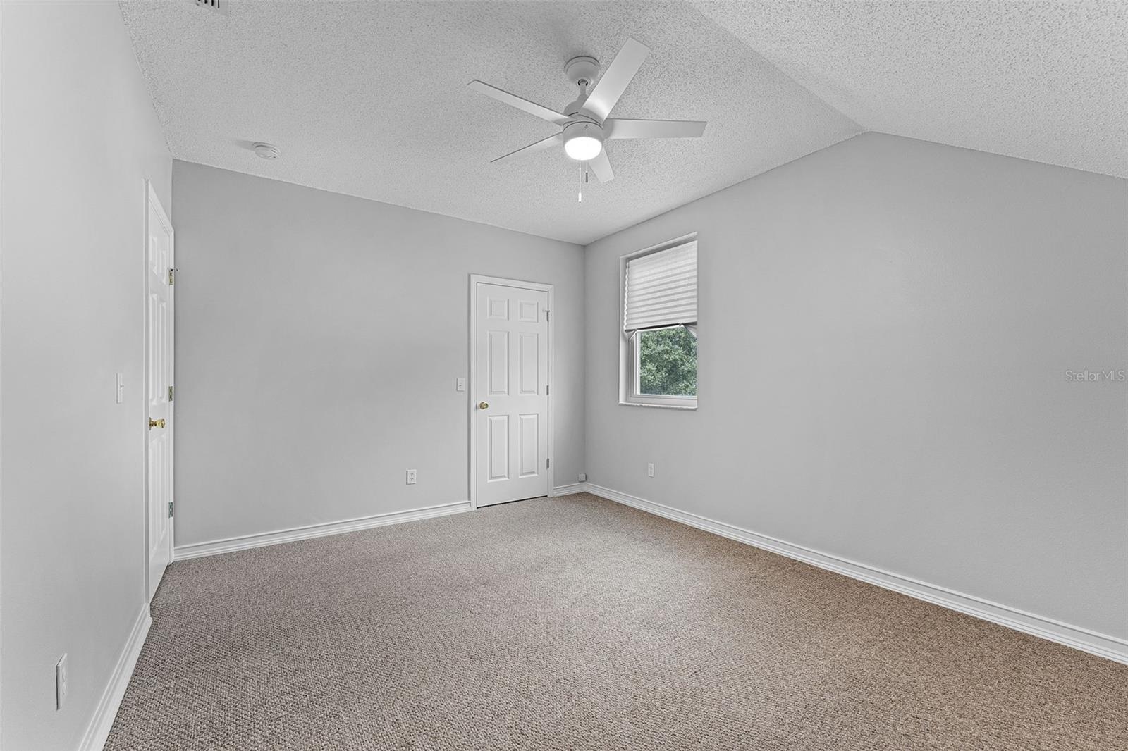 2233 WOODS EDGE CIR