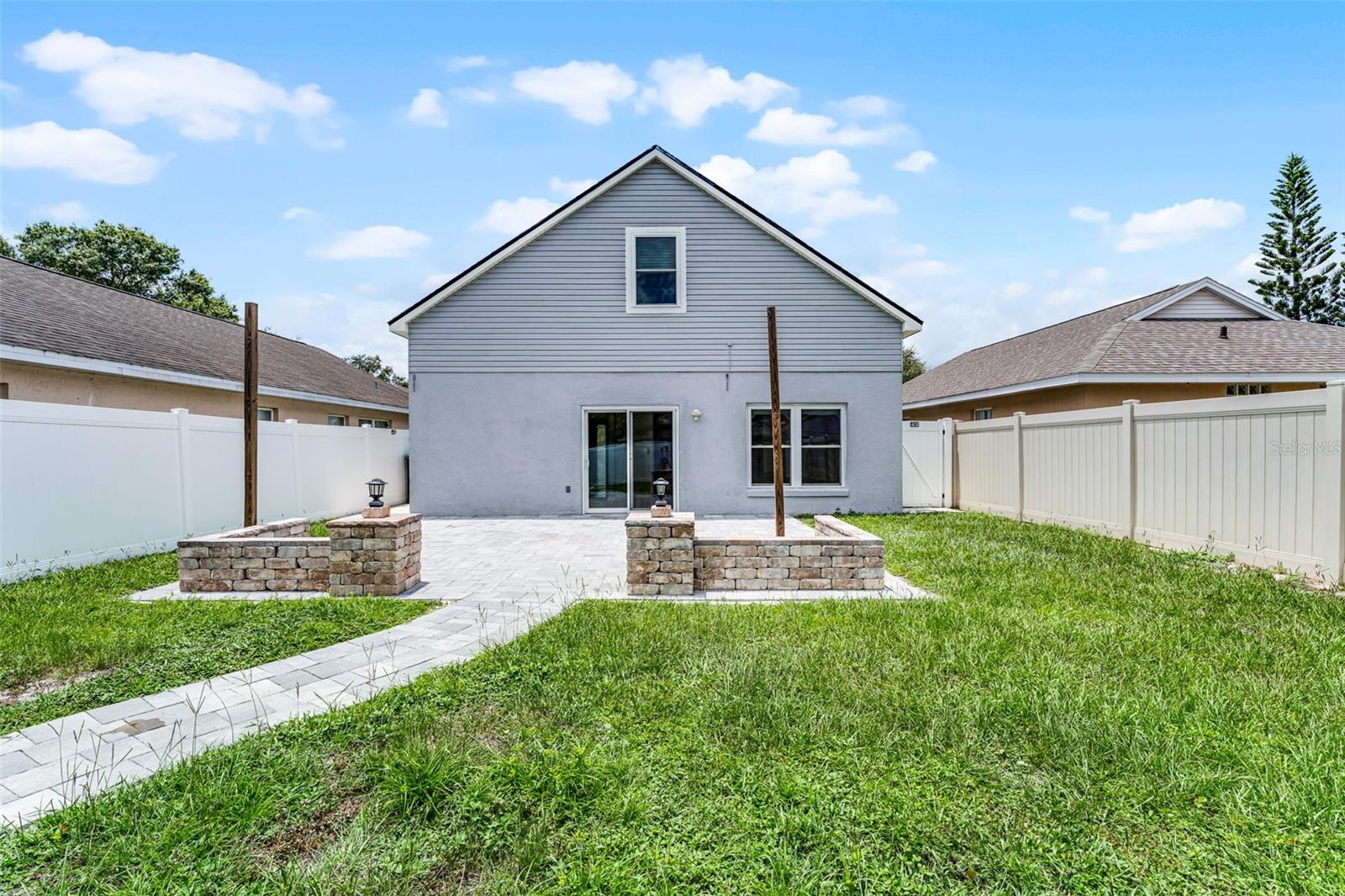 2233 WOODS EDGE CIR