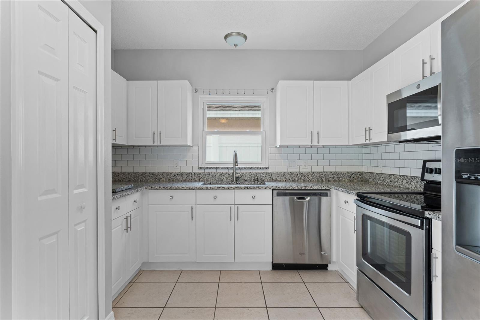 2233 WOODS EDGE CIR