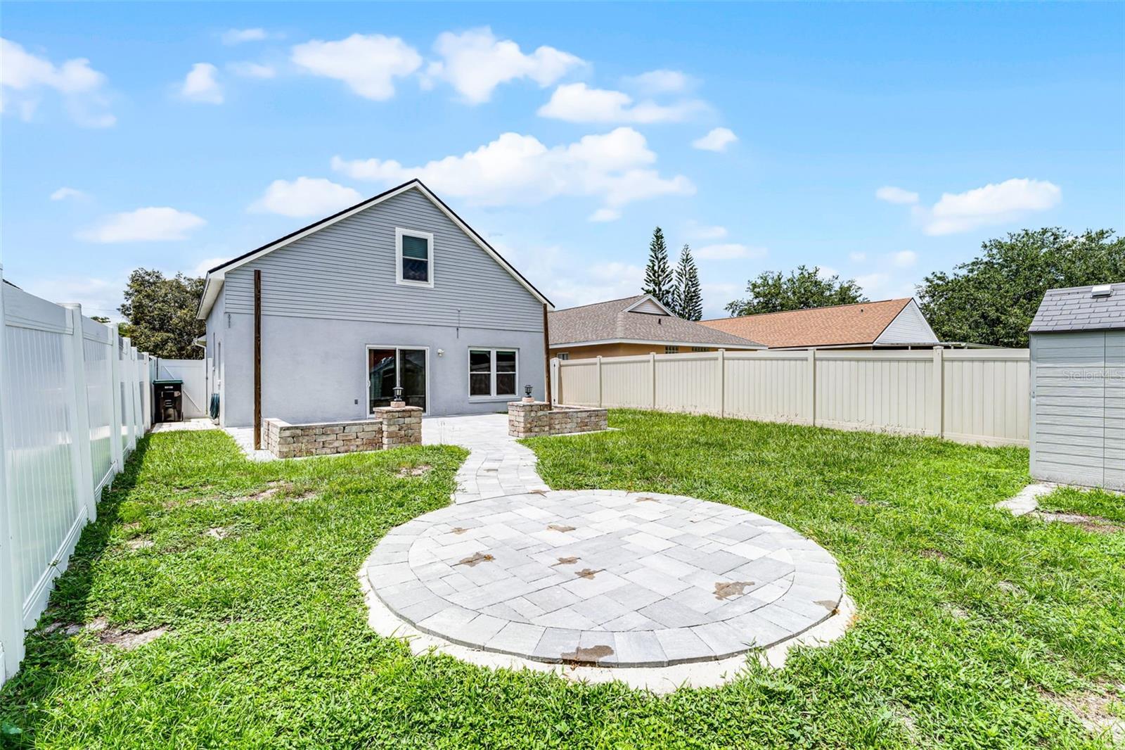 2233 WOODS EDGE CIR