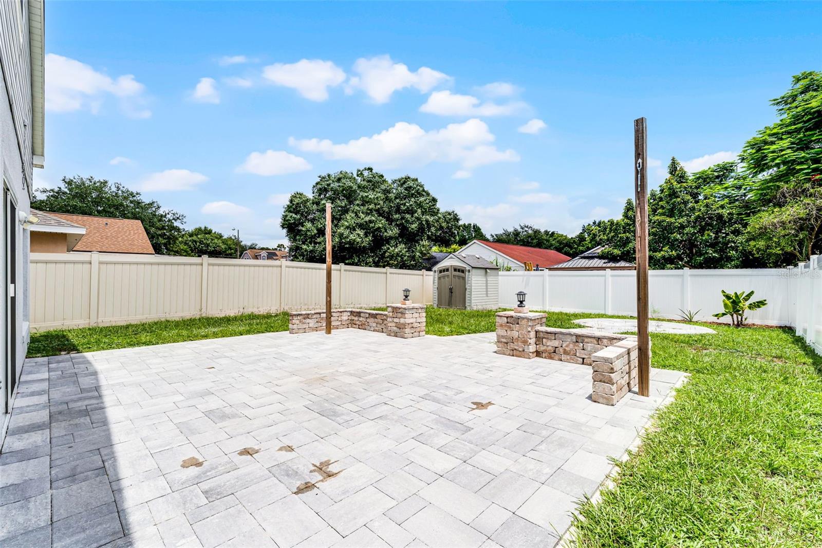 2233 WOODS EDGE CIR