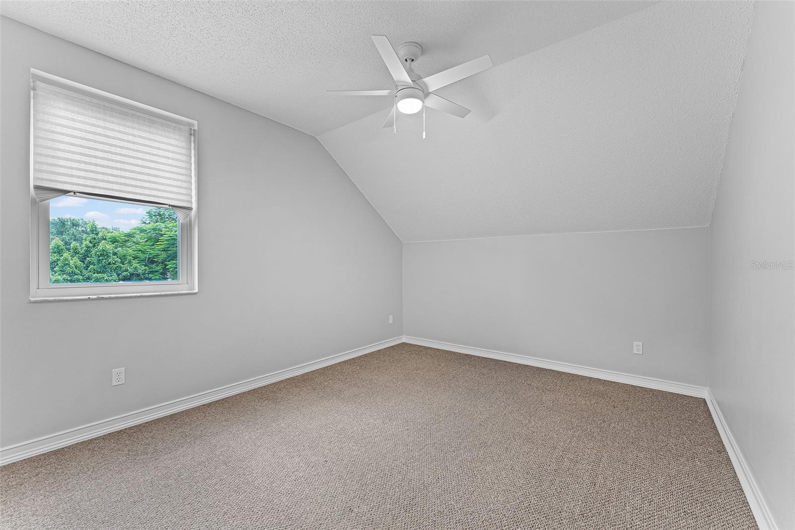2233 WOODS EDGE CIR