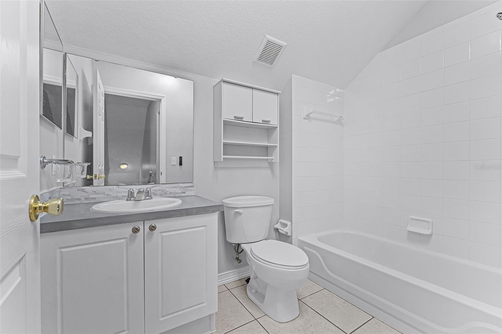 2233 WOODS EDGE CIR