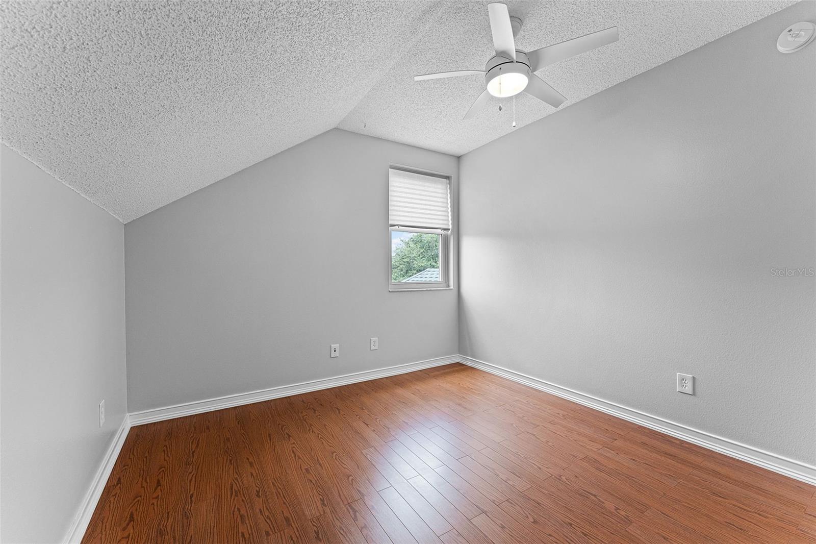 2233 WOODS EDGE CIR