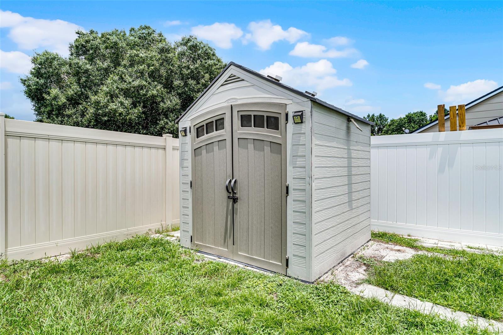 2233 WOODS EDGE CIR