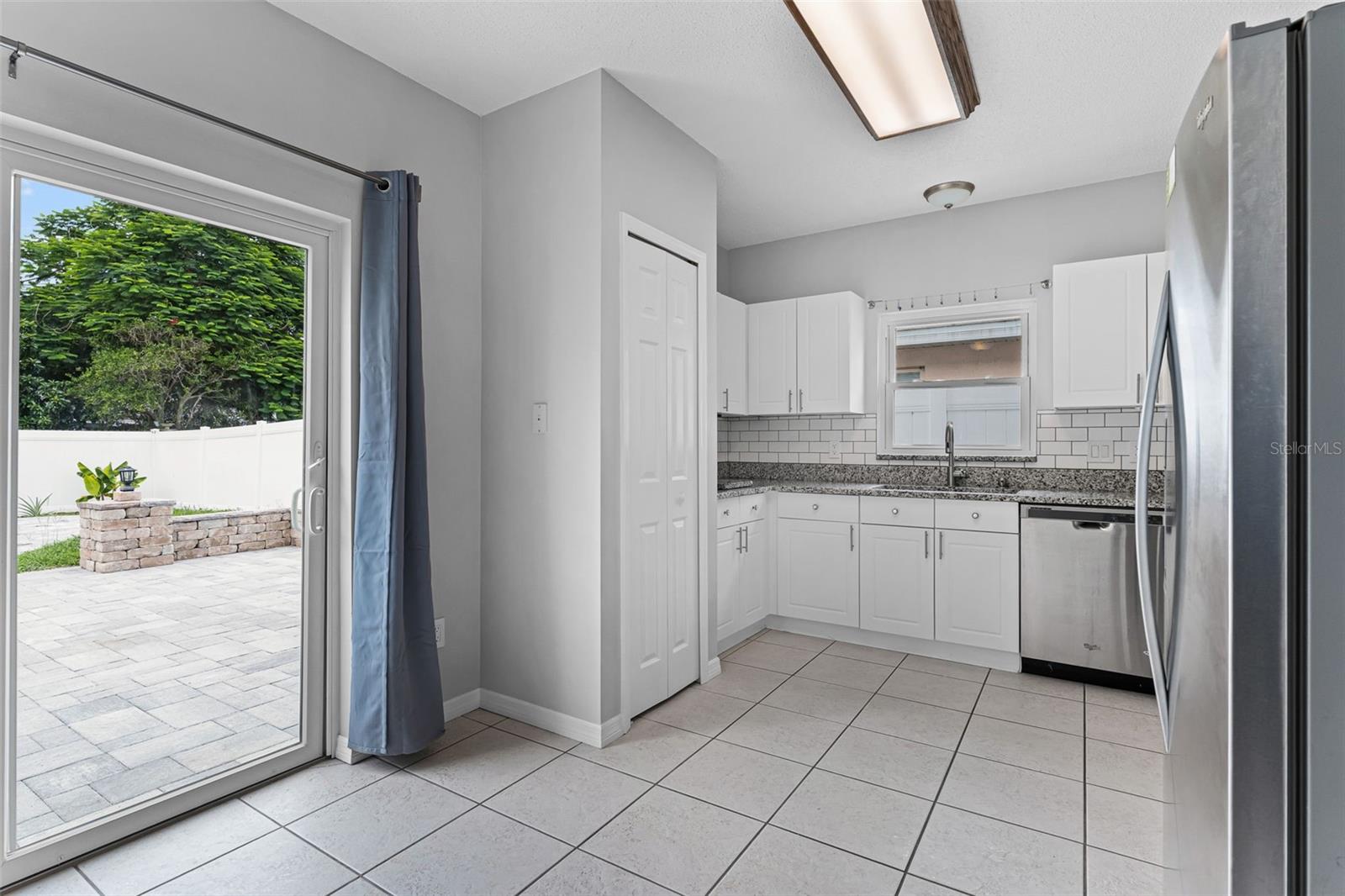 2233 WOODS EDGE CIR