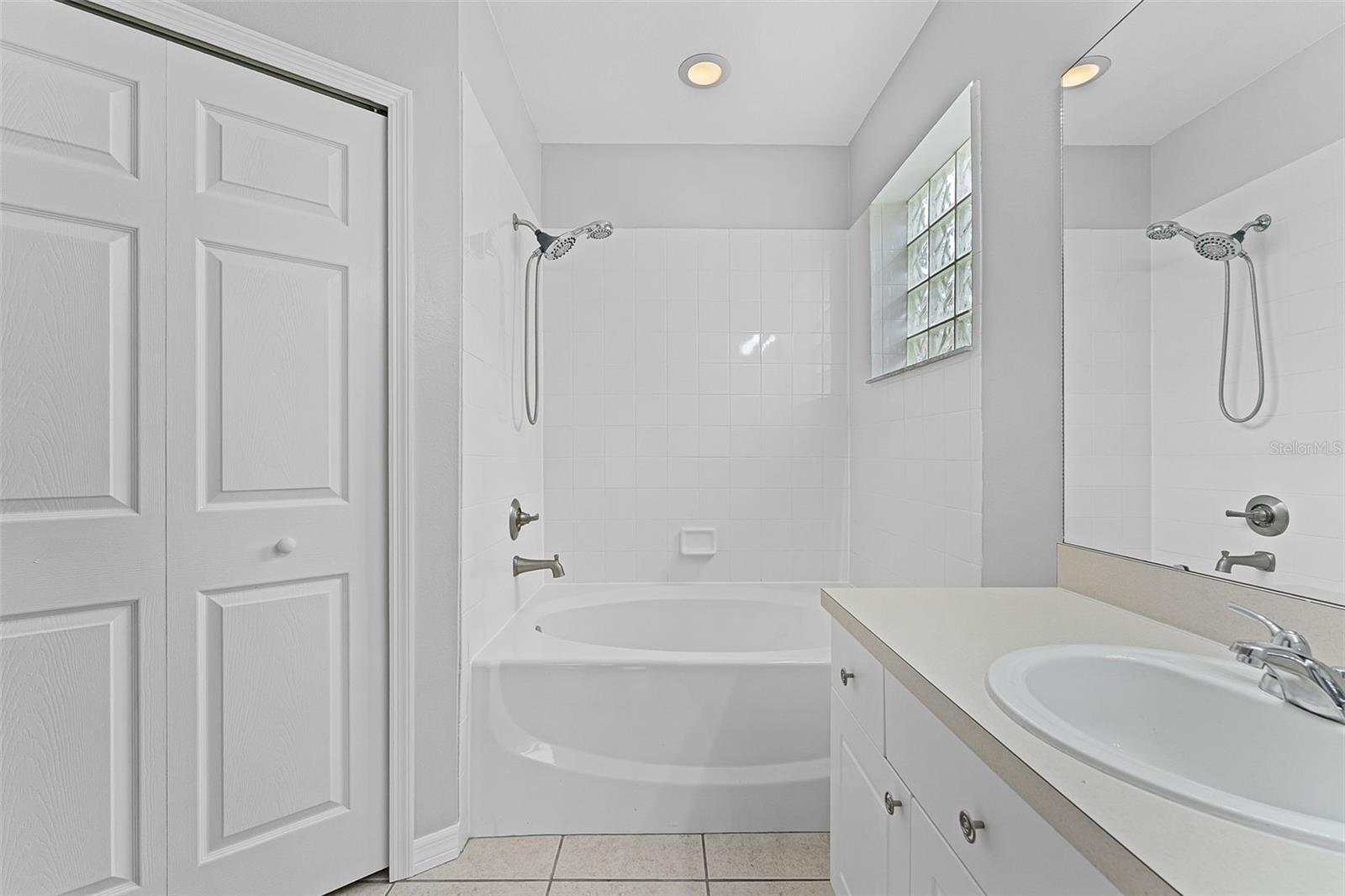 2233 WOODS EDGE CIR