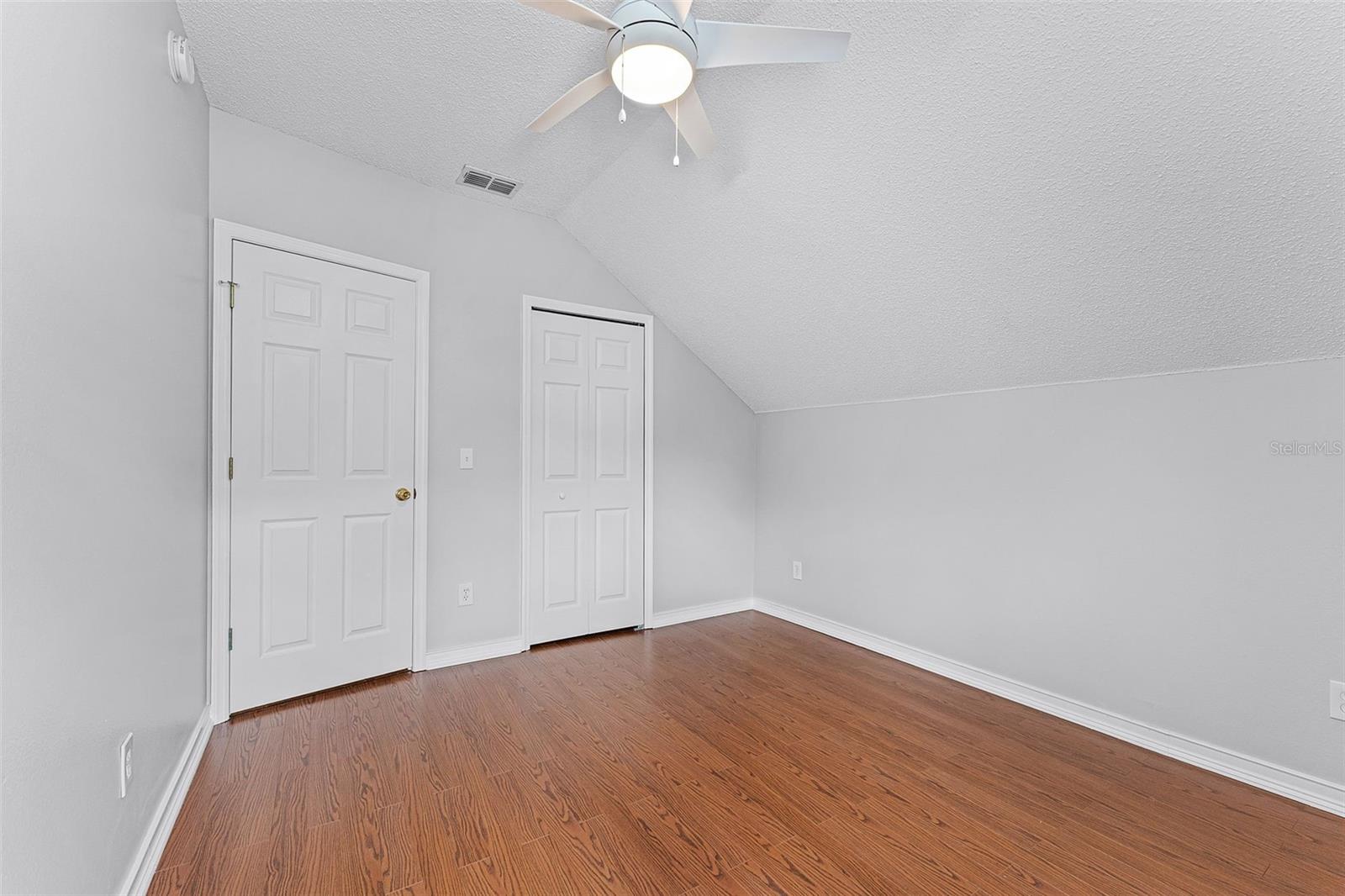 2233 WOODS EDGE CIR