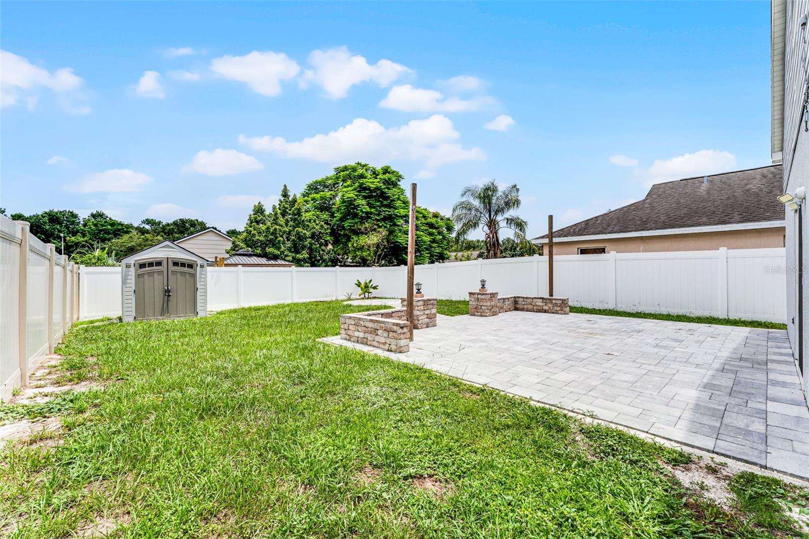 2233 WOODS EDGE CIR