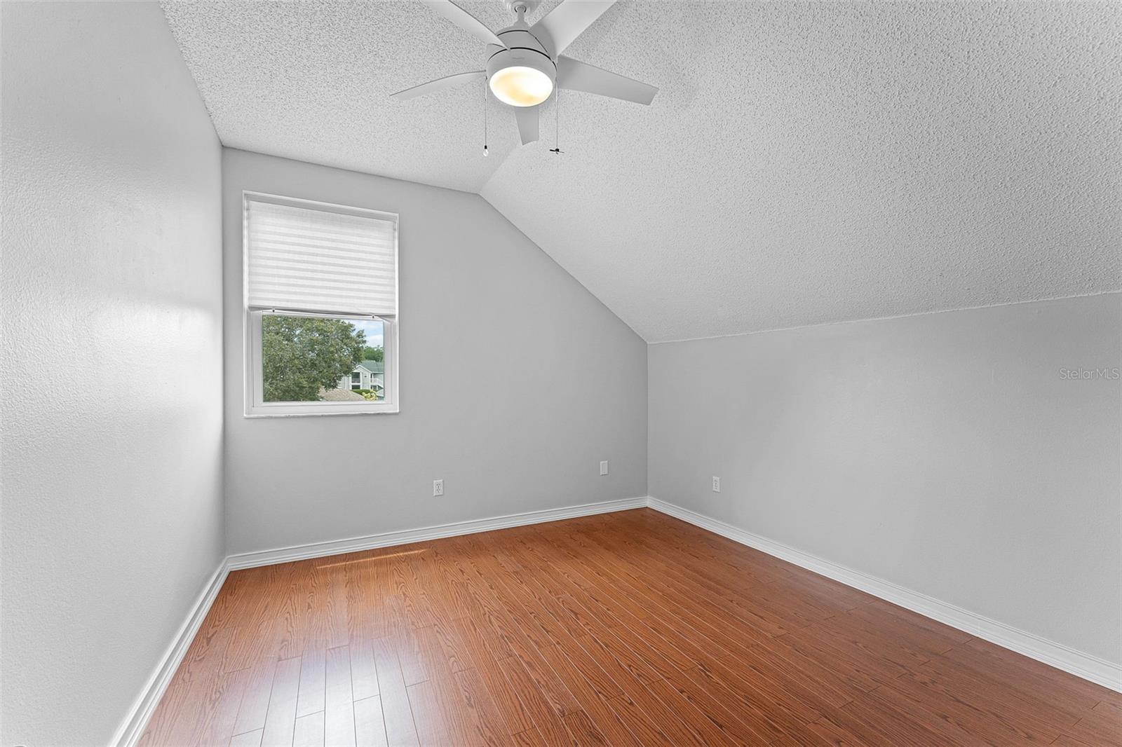 2233 WOODS EDGE CIR