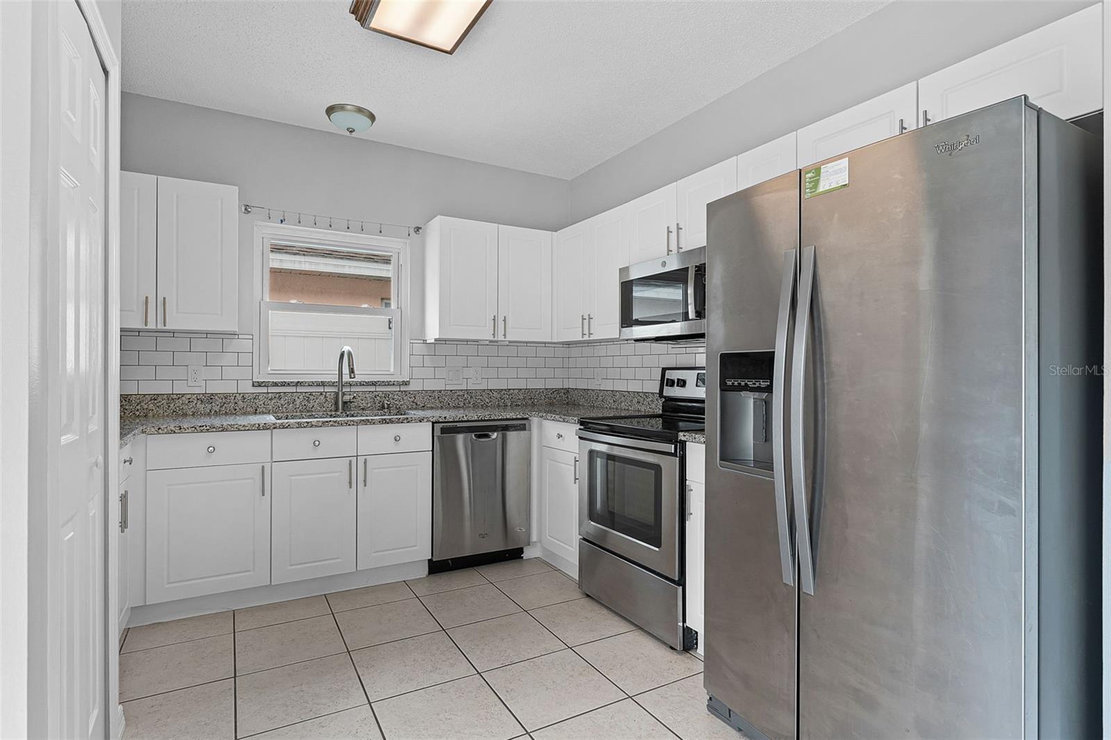 2233 WOODS EDGE CIR