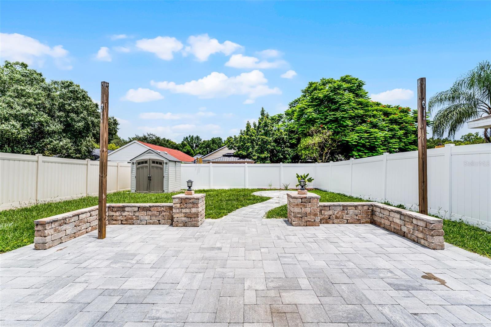 2233 WOODS EDGE CIR