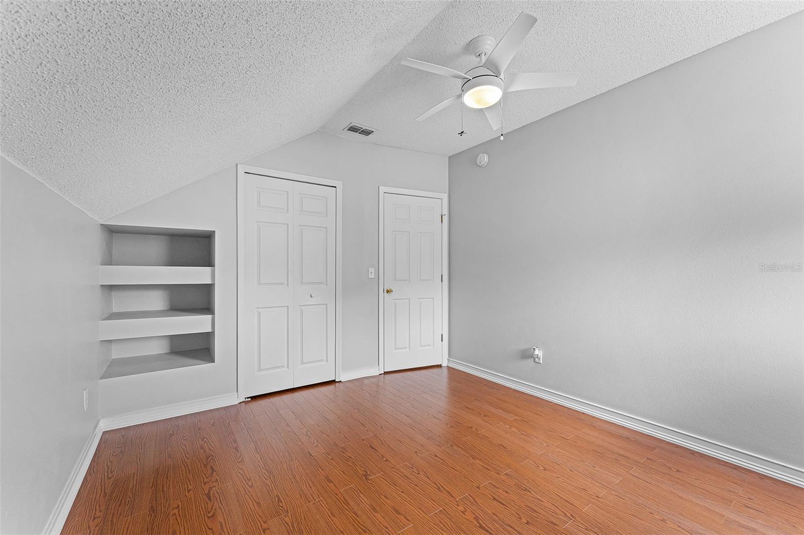 2233 WOODS EDGE CIR