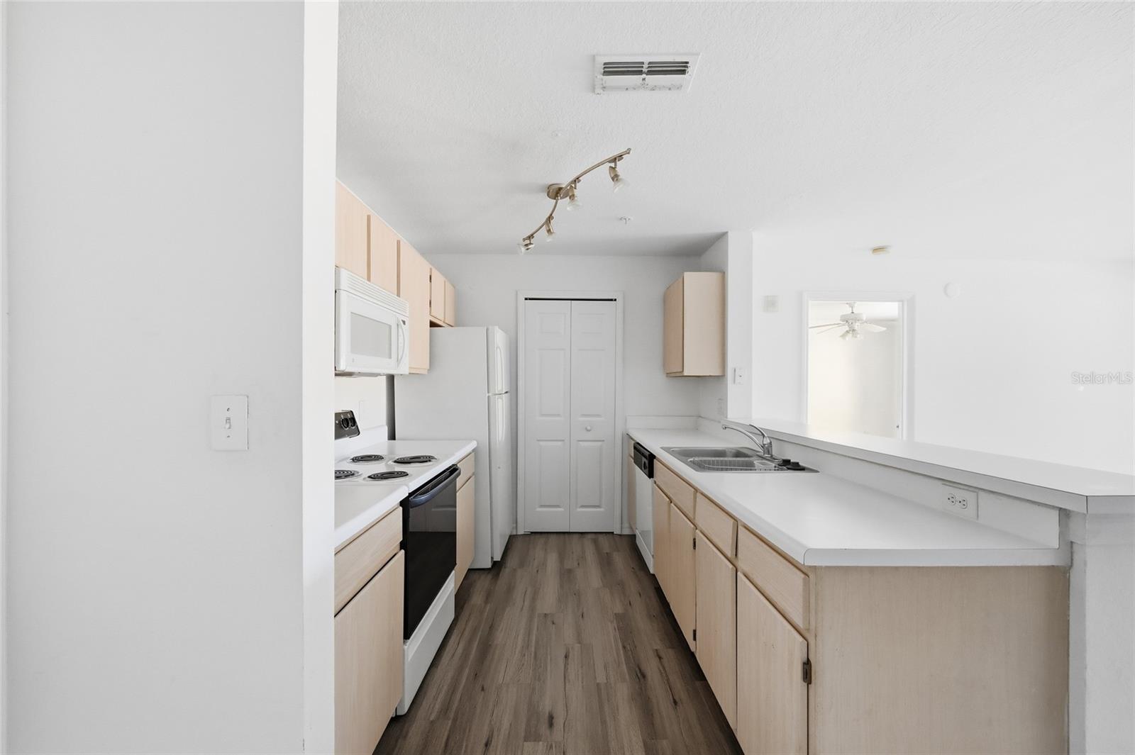 5447 VINELAND RD #1205