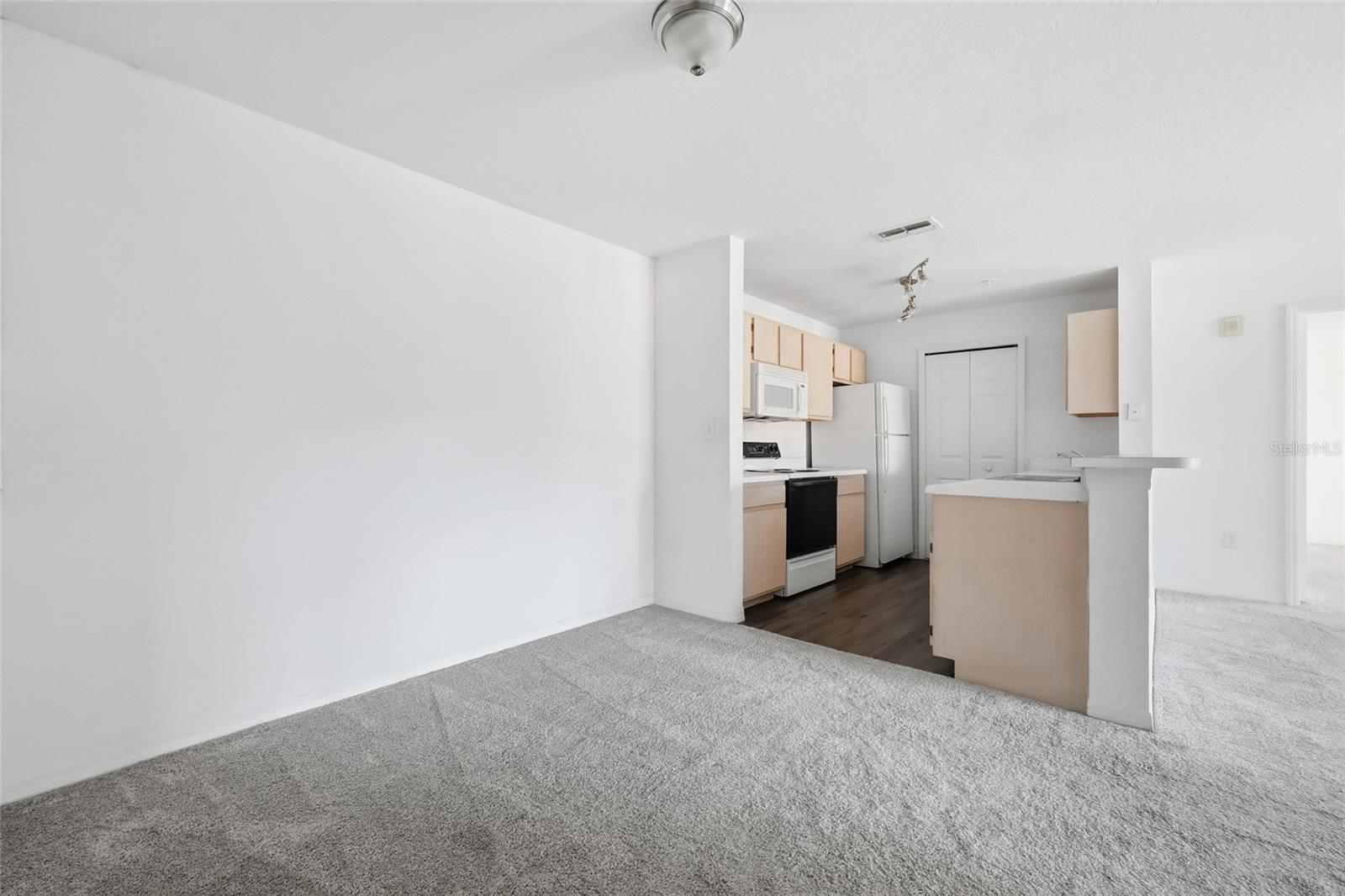 5447 VINELAND RD #1205