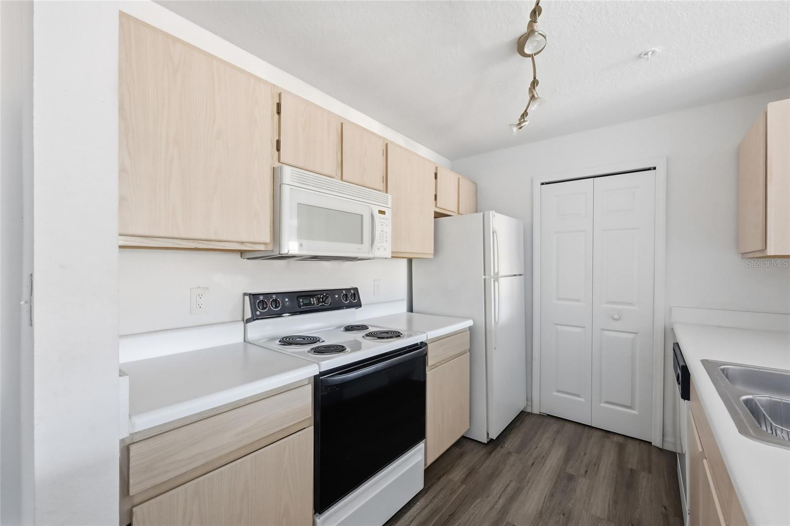 5447 VINELAND RD #1205