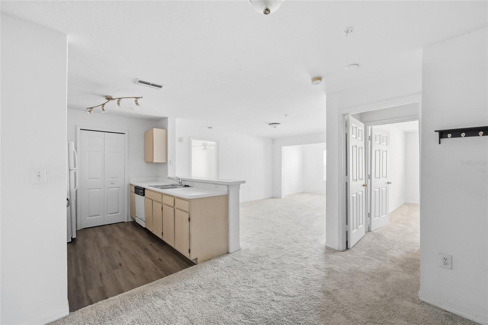 5447 VINELAND RD #1205