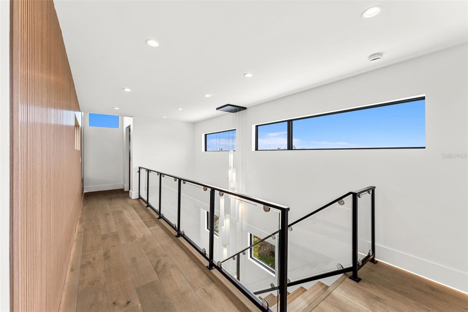 1194 N PENINSULA AVE