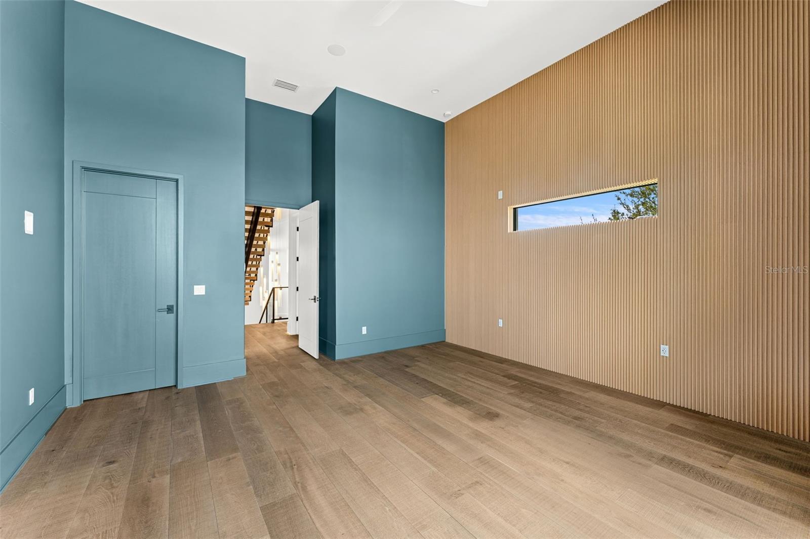 1194 N PENINSULA AVE