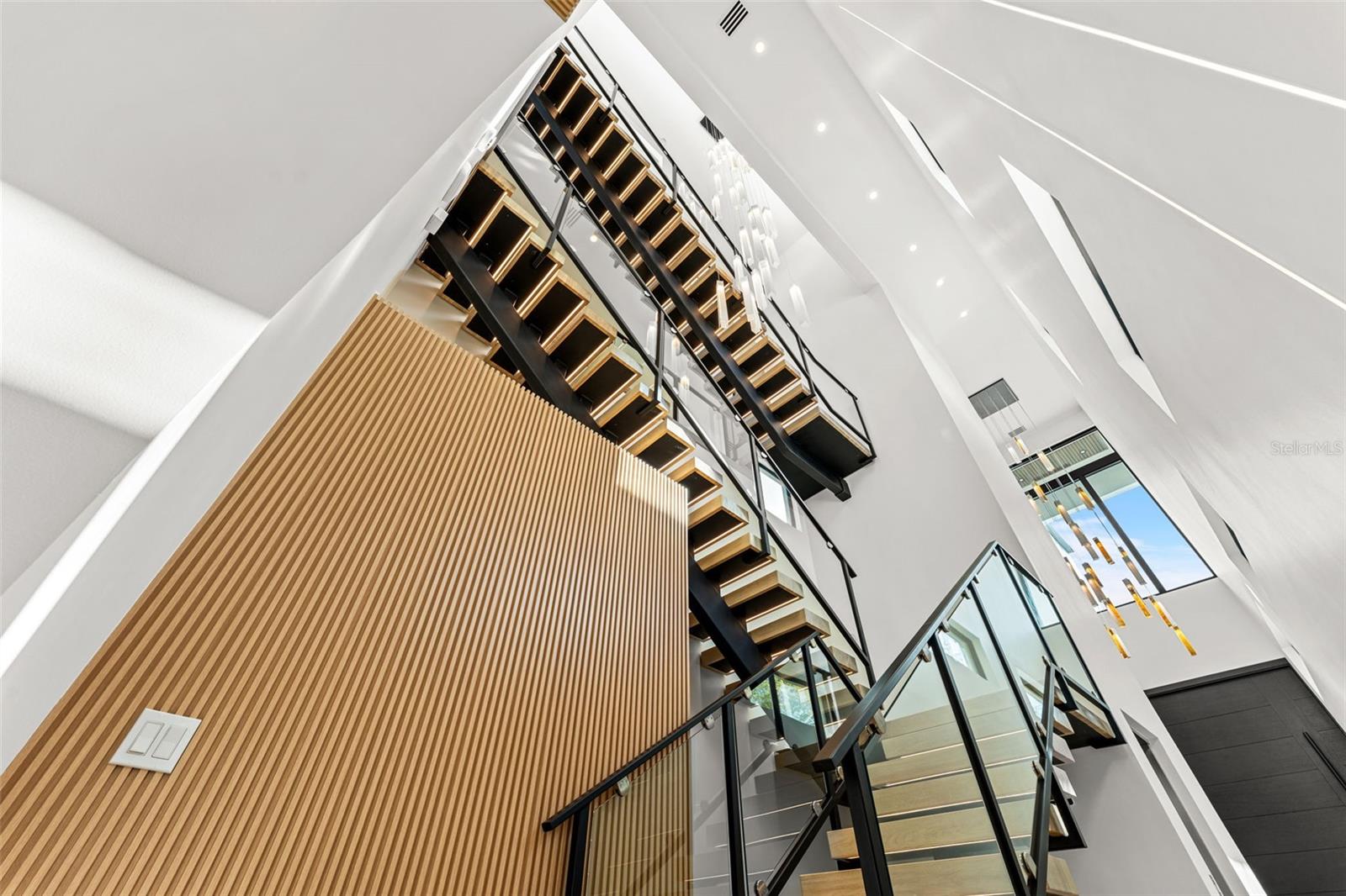 1194 N PENINSULA AVE