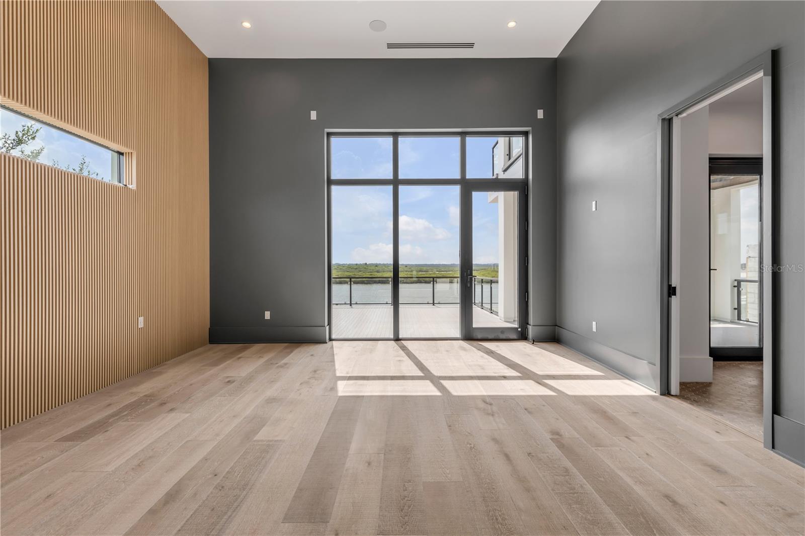 1194 N PENINSULA AVE