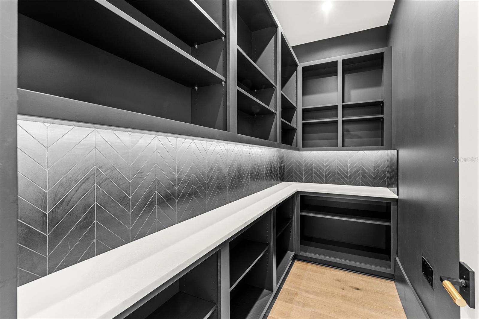 1194 N PENINSULA AVE