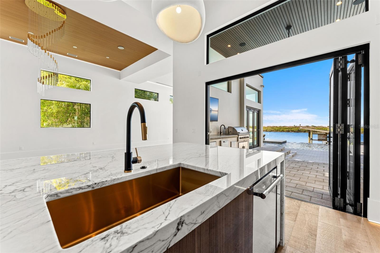 1194 N PENINSULA AVE