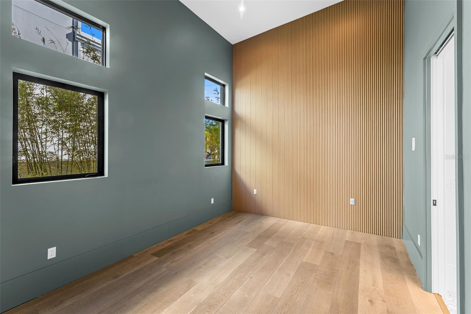 1194 N PENINSULA AVE