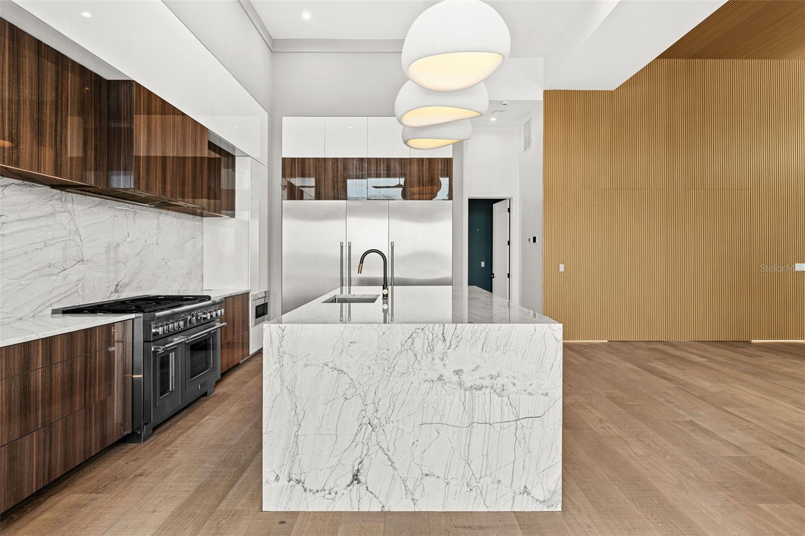 1194 N PENINSULA AVE