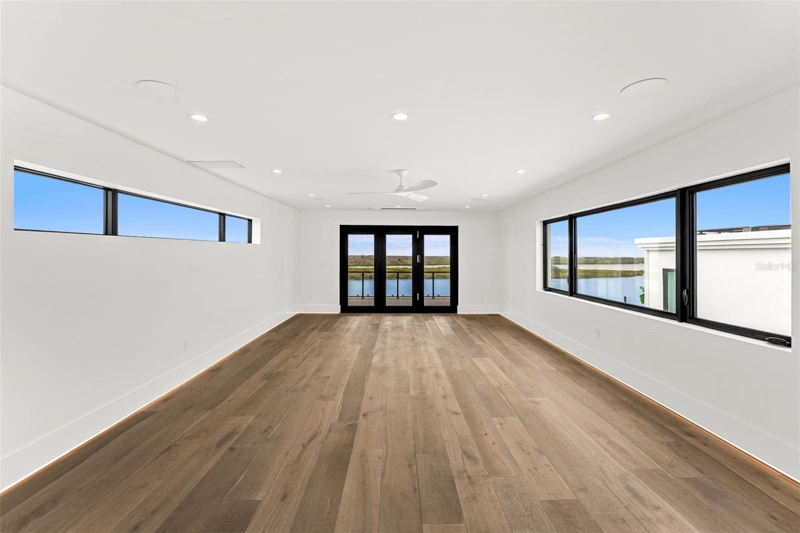 1194 N PENINSULA AVE