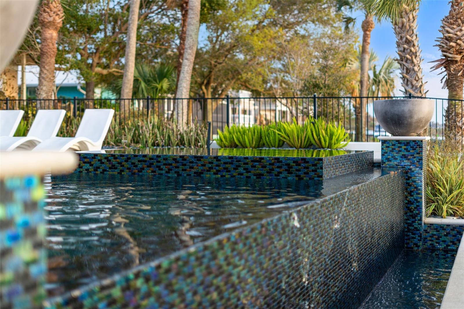 1194 N PENINSULA AVE