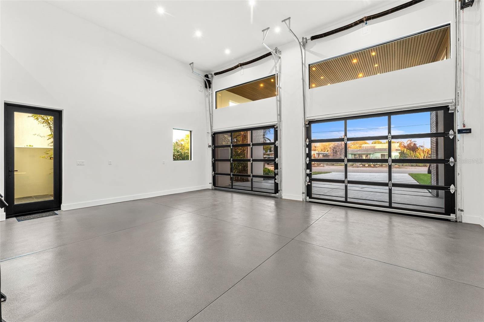 1194 N PENINSULA AVE