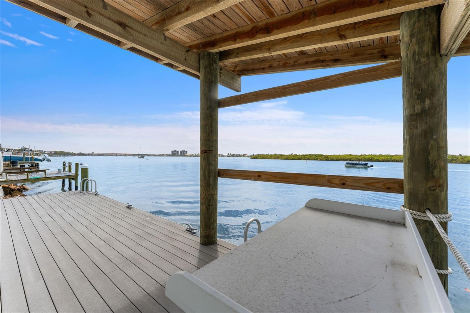 1194 N PENINSULA AVE