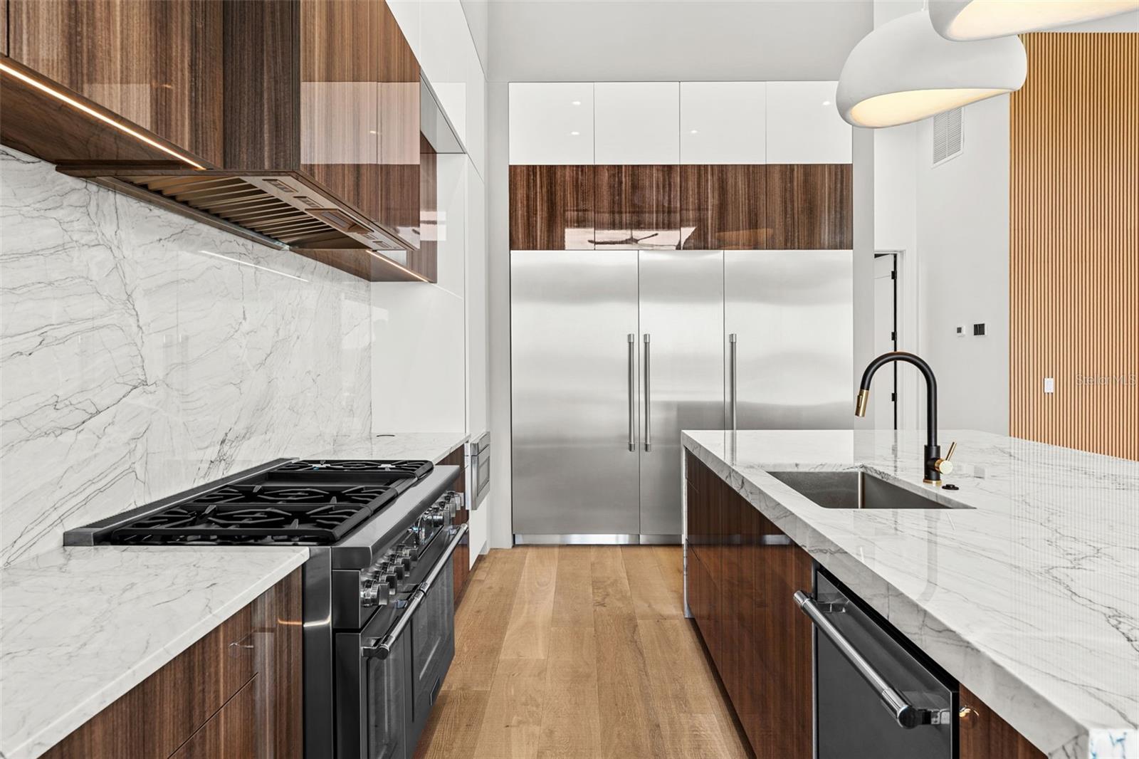 1194 N PENINSULA AVE