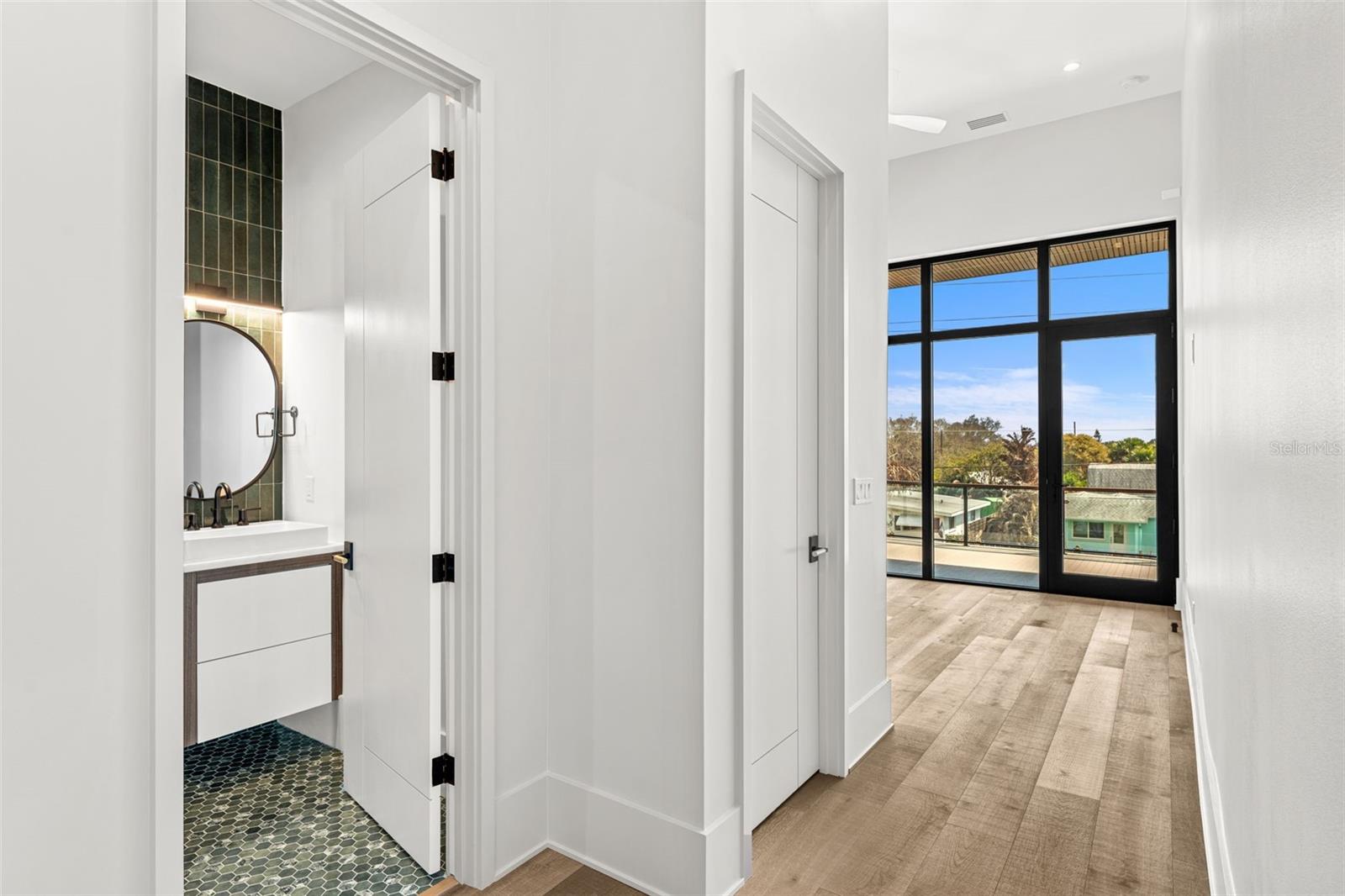 1194 N PENINSULA AVE